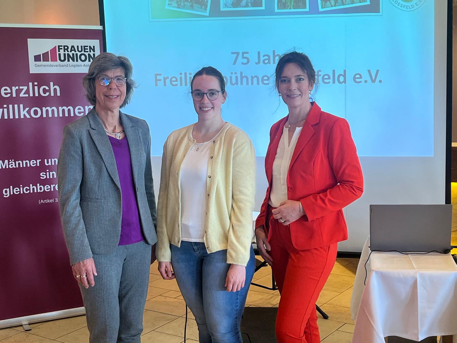 Frau Gremm und Frau Klein vom Vorstand der Freilichtb�hne Coesfeld mit Claudia Kr�ger 